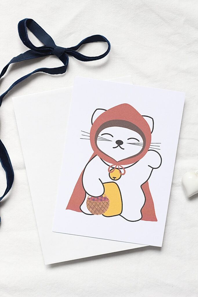 Carte postale maneki neko chaperon rouge